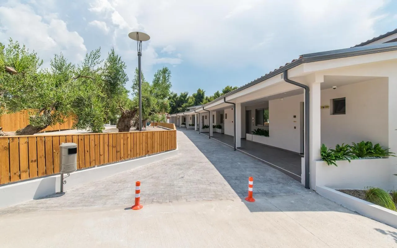 ניקיטי Lagomandra Luxury Suites With Private Pools 0*,